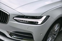 T字を横にしたヘッドランプのデザインは、北欧神話の神が持つハンマーの形を模している。