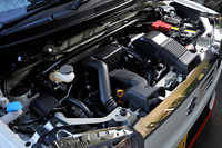 エンジンには、よりレスポンスに優れたターボチャージャーや、高タンブル吸気ポートを採用。最大トルクを、ベースとなったエンジンの9.7kgmから10.0kgmに向上させている。