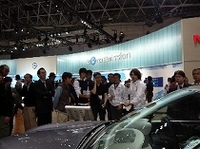 現役自動車ジャーナリストが来場者を案内する「ガイドツアー」には、約450人が参加した。