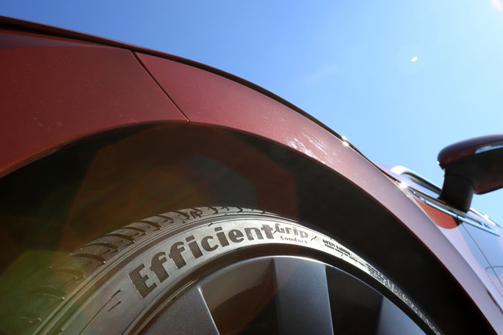 カタログを飾る「ドライビングコンフォート」というキーワードからも分かるとおり、「エフィシェントグリップ コンフォート」は快適性だけでなく、軽快でシャープなハンドリングなどといった走りの楽しさも重視したタイヤとなっている。