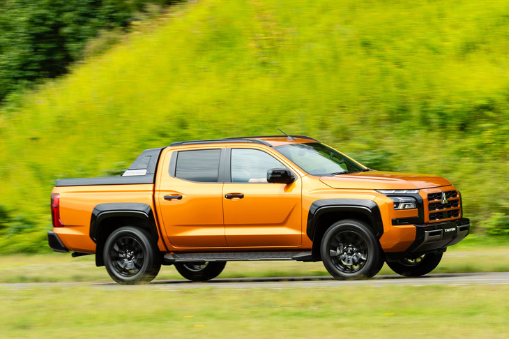 三菱トライトンGSR(走行シーン)