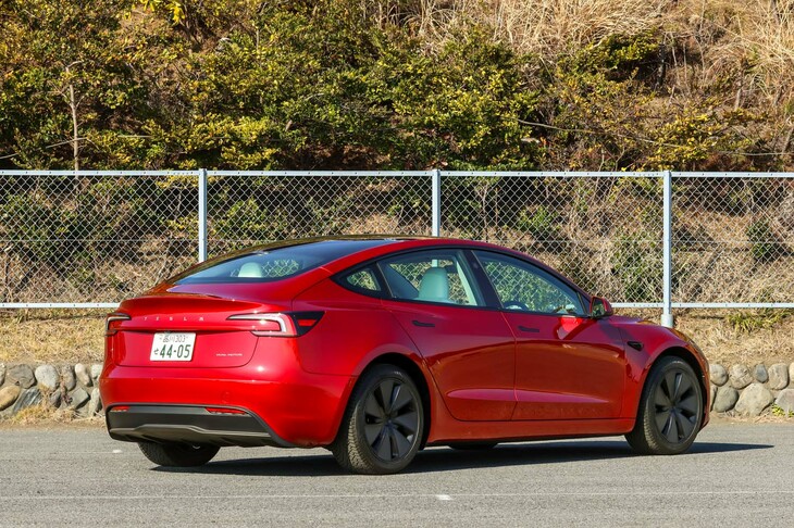 【テスラ・モデル3ロングレンジAWDのスペック】
	ボディーサイズ:全長×全幅×全高=4720×1850×1440mm/ホイールベース:2875mm/車重:1840kg/駆動方式:4WD/フロントモーター:水冷式ACインダクションモーター/リアモーター:水冷式AC永久磁石同期モーター/フロントモーター最高出力:215PS(158kW)/フロントモーター最大トルク:240N・m(24.4kgf・m)/リアモーター最高出力:283PS(208kW)/リアモーター最大トルク:350N・m(35.7kgf・m)/タイヤ:(前)235/45R18/(後)235/45R18(ノキアン・ハッカペリッタR5 EV)/一充電走行距離:706km(WLTCモード)/交流電力量消費率:129Wh/km/価格:621万9000円