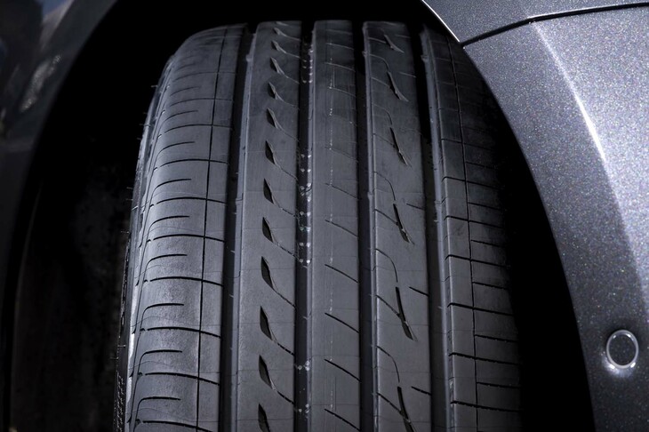 トレッド面では、グルーブ(太い縦溝)を通る空気の音を低減する消音器(リブに掘られた穴)の形状を最適化。その他の新技術とも相まって、従来品よりロードノイズを12%、パターンノイズを8%低減している。