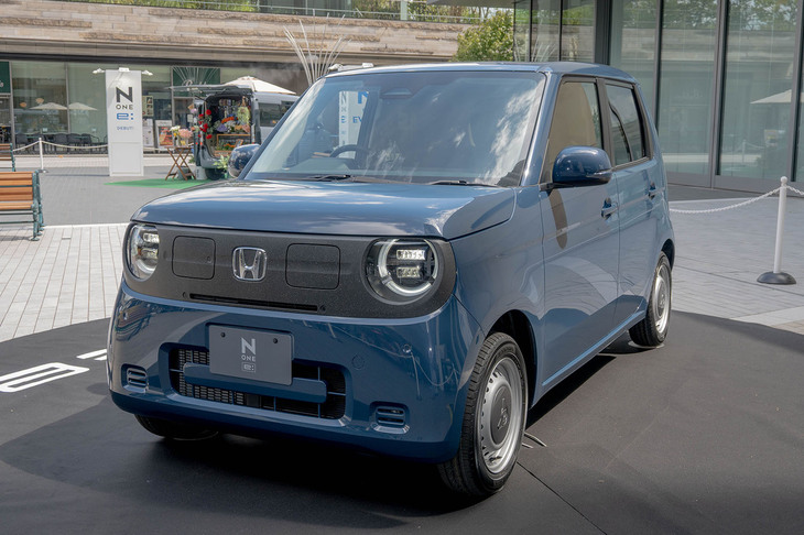 こちらはスタンダードグレードの「e: G」(269万9400円)。