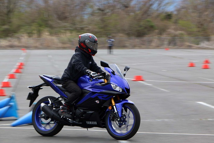 こちらは二輪免許を所持する大人向けの二輪車試乗会。ホンダ、ヤマハ、スズキの3社が販売する最新の50㏄~250㏄のバイクに試乗することができた。写真に写るのは「ヤマハYZF-R25」。ヤマハのスポーツバイクのエントリーモデルだ。