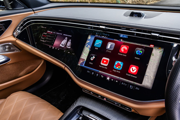 大型のガラス面がセンターから助手席側まで広がる「MBUXスーパースクリーン」。ガラス面上側の輪郭に沿って細長いエアコン吹き出し口がおさめられている。