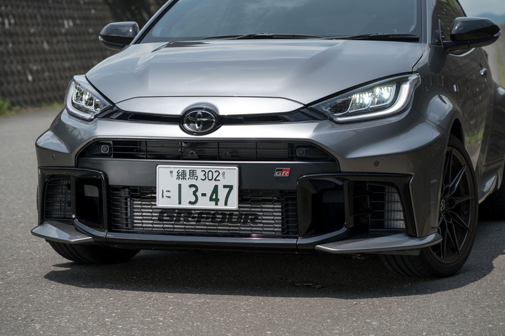 フロントバンパーはメンテナンス性を考慮して左右と中央の3ピース構造に。左右にもそれぞれグリルが設けられ、ATFクーラーとサブラジエーター(こちらはオプション)が備わっている