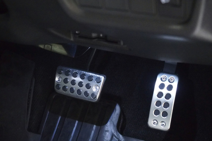 ホンダWR-V純正アクセサリー装着車(アルミ製スポーツべダル)