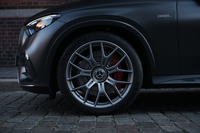 タイヤ&ホイールはフロントが265/40ZR21でリアが295/35ZR21。アルミホイールは新デザインだ。