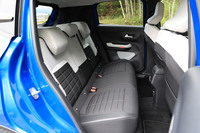 新型「C3」のリアシート。背もたれには60:40の分割可倒機構が備わる。足元の広さはBセグメントモデルとして特筆すべき点はないが、頭上の余裕は文句なし。フロントシートと同じ表皮が採用された後席の座り心地は、このクラスでは一頭地をぬく。