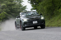 サスペンションのチューニングによって最低地上高が172mmに拡大している。