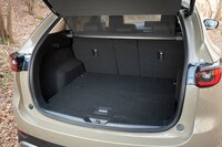 荷室のフロアは前後2分割式。荷物の形状に合わせてフロアレベルを調節できる。