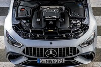 メルセデスの高性能PHEV「AMG GT63 S Eパフォーマンス」のエンジンルーム。4リッターV8ツインターボエンジンにモーターを組み合わせるハイブリッドシステムは、トータルで最高出力843PSを発生。システム最大トルクは、なんと1400N・mを超える。