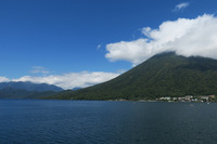 2日目は友人と別れ、一人ぶらり日光へ。歌ヶ浜第一駐車場に「バイパー」を止めたら、中禅寺湖畔をぶらりお散歩。