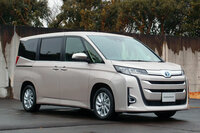 4代目となる現行型「トヨタ・ノア」。「X」「G」「Z」といった標準系のデザインはそれほどでもないが……。