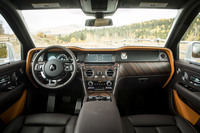 左右対称なデザインが採用されたインストゥルメントパネル。中央のモニターには、ロールス・ロイスでは初となるタッチパネルが採用されている。