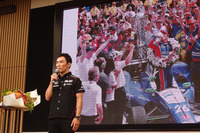 インディ500で日本人ドライバーとして初めて優勝した佐藤琢磨選手。写真は東京・青山で行われた凱旋(がいせん)報告会より。