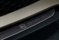 今回の試乗車は、世界限定2500台の発売記念モデル「エディションワン」。専用デザインのフロントスプリッターやドアシルプレートが備わるほか、イルミネーション付きのシフトパドルが装着される。