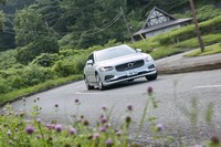 足まわりは、前がダブルウイッシュボーン式でリアがマルチリンク式。オプションとしてエアサスペンションも用意される。