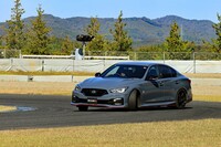 軽快な回頭性とトルクフルな大排気量ターボエンジンの組み合わせにより、トラクションコントロールを切ると、コーナーではいとも簡単にリアがブレークする。