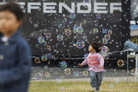 さまざまなシャボン玉が浮かんだ「キッズバブル体験」の様子。子供の背丈ほどもある巨大なものや、スモーク入りのもの、音に合わせて連発されるものなど懐かしくも新しいユニークなシャボン玉が宙を舞った。