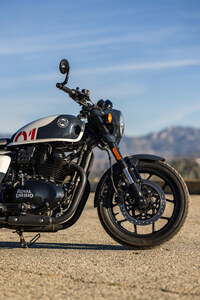 サスペンションは前後ともにSHOWAのもので、前がφ43mmの倒立フォーク(トラベル量120mm)、後ろが5段階のプリロード調整機構付きツインショック(トラベル量109mm)となる。タイヤサイズは前が100/90-18、後ろが150/70R17で、印シアット製のツアラー向けタイヤが装着される。