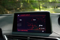 新世代のi-Cockpitには、画面色からアクセルやシフトのレスポンス、パワーステアリングのアシスト量、そしてパフューム(室内芳香)まで、“アンビエンス”をセットで変化させる機能「i-Cockpitアンプリファイ」が備わる。写真はスポーティーな「ブースト」を選択したところ。