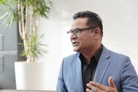 アシュワニ・ムッパサニ氏はインド生まれのアメリカ人で、印マニパル工科大学で産業生産工学の学士号を、米ウィチタ大学で生産工学の修士号を取得。GMなどでキャリアを重ねたのち、2019年に旧FCAに入社する。ステランティスでは2022年7月より中国でジープやアルファ・ロメオ、DSオートモビルなどのブランドオペレーションを担い、2023年11月にインド・アジア太平洋地域のCOOに就任した。