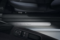 ドアシルにはポール・スミスのモットーである「Every day is a new beginning(毎日が新しい始まり)」の刻印が施されている。