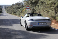 スペインの道を行く「718ボクスターGTS」。欧州複合モードでの燃費値は、MT車で約11.1km/リッター。AT車はこれを上回る約12.2km/リッターを記録する。