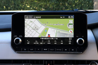 全車に標準装備される、9インチ液晶のスマートフォン連携ナビゲーションシステム。操作はタッチスクリーンとダイヤル式コントローラー、押しボタンの組み合わせで、コンベンショナルだが迷うことがない。