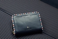 「DS 3クロスバック イネス・ド・ラ・フレサンジュ」のオーナーには、両ブランドのWネームとなるオリジナルレザーウォレットがプレゼントされる。