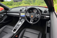 ステアリングは「918スパイダー」用をモチーフにした新デザインのものへ。また、エアコンの吹き出し口の形状も変わっている。