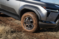 “オーバートレイル”のタイヤサイズは18インチのみの設定。このオフロードセクションで試した個体はトーヨーのオールテレインタイヤ「オープンカントリーA/T」を履いていた(写真は泥だらけで銘柄が見えないが)。