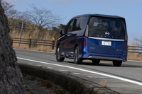 ミニバンらしからぬ乗り味こそが「AUTECHスポーツスペック」の真骨頂。足まわりは決して固すぎないのにワインディングロードでも音を上げず、車体のロールは速度も量も適切だ。