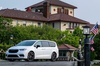 今日におけるクライスラーのラインナップはミニバンのみ。「パシフィカ」と、その廉価版である「ボイジャー」だけが販売されている。