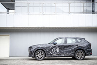 「CX-60 e-SKYACTIV PHEVプロトタイプ」の0-100km/h加速タイムは5.8秒、最高速は200km/h、「CX-60 e-SKYACTIV Dプロトタイプ」(写真)の0-100km/h加速タイムは7.3秒、最高速は220km/hと発表されている。