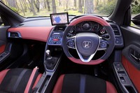 ボルドーレッド×ブラックのコントラストが鮮やかな「S660モデューロX バージョンZ」のインテリア。メーターバイザーやセンターコンソールパネル、助手席のエアコン吹き出し口にはカーボン製のパーツが装着される。