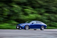 4WDシステムは、前後50:50から0:100まで、走行条件に応じて自動的にトルク配分をコントロールする。「AMGダイナミックセレクト」とよばれる走行モードスイッチで「RACE」を選択すれば、完全な後輪駆動状態にもできる。