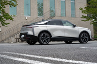 サルーンともクーペSUVとも表される、独特のスタイルが目を引く「DS N°8」。コンセプトカー「DSエアロスポーツラウンジ」をベースとしたクロスオーバーモデルだ。