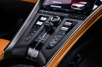 シフトセレクターは、「DB11」のセンターパネル上に並んだスイッチをプッシュするという方式から、一般的なセンターコンソール上のレバーを操作するものに変更された。操作パネルは、タッチスクリーンによる利便性と確実な操作フィールを提供するスイッチとのバランスを重視して設計されている。