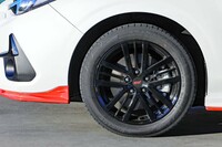 足もとには、純正と同サイズのSTIのアルミホイールを装着。「ブラック」「シルバー」「ガンメタ」の3種類の色が用意される。