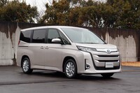 2022年1月13日に発売された、新型「トヨタ・ノア」。新世代プラットフォームの採用に伴い、ボディーはわずかに拡幅され、いわゆる3ナンバーサイズとなった。