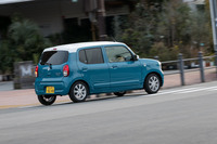 足まわりの調律は快適性を重視したもの。スタビライザーは付いておらず、街なかでもカーブや交差点では分かりやすくロールする。