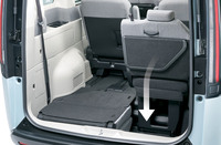 3列目シートの収納は、従来モデルで好評だったという床下格納式を踏襲した。