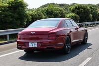 「フライングスパー スピード」が0-100km/h加速に要する時間は3.8秒。約2.5tの車体を333km/hの最高速まで引っ張る。