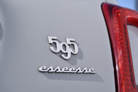 リアゲートに備わる「595 esseesse」のエンブレム。初代モデルのロゴデザインをモチーフに、現代流のアレンジが加えられている。