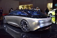 徹底的にフラッシュサーフェス化された「ヴィジョンEQS」。上半分に施したブラックのカラーリングは、腰高な印象を抑える効果があるという。