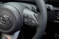 「GR-DAT」車のアダプティブクルーズコントロールは全車速追従機能付き。パーキングブレーキがレバー式のため停止保持機能は備わらない。