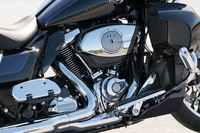 新たに採用された「ミルウォーキーエイトVVT 117」エンジン。“VVT”とあるとおり可変バルブ機構を備えている点が特徴で、さらに新設計の吸気系と改良型のシリンダーヘッド冷却システム、パフォーマンスエキゾーストシステムの採用により、パワーおよびトルク特性が改善されている。